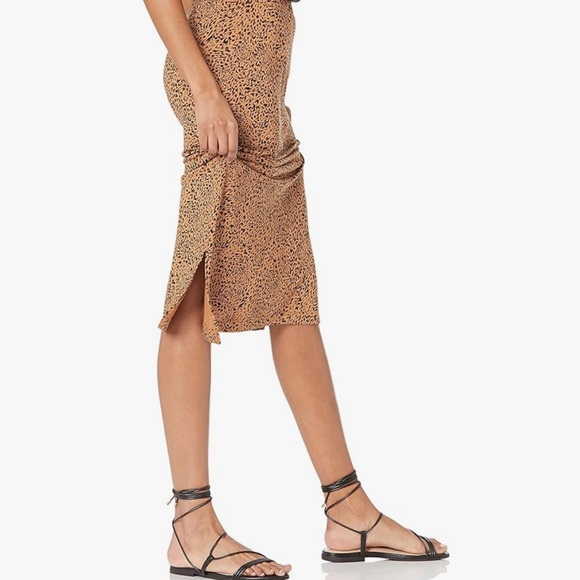 Amazon Essentials Women's Pull-On Knit Midi Skirt - Picture 4 of 4